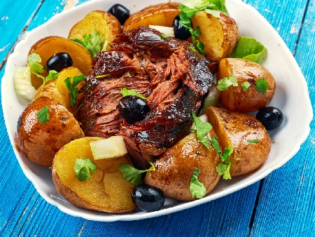 Клефтико - печено агнешко месо с картофи по кипърски под фолио с печени чушки (пиперки), маслини и кашкавал (сирене кефалотири) - снимка на рецептата